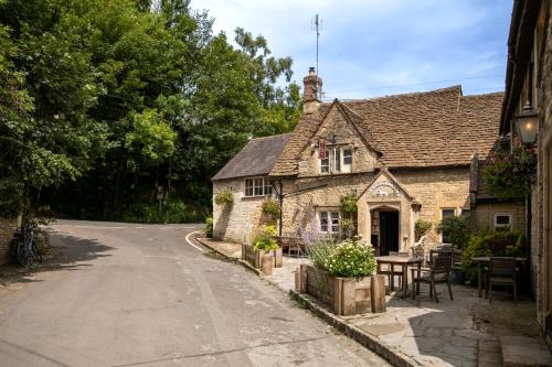 Giddeahall Hotel | The White Hart Ford