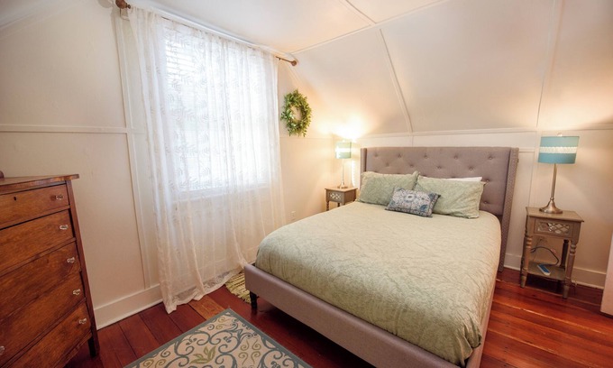 Gainesville Cabaña | The White House, a charming 2-bedroom cottage in Downtown Gainesville