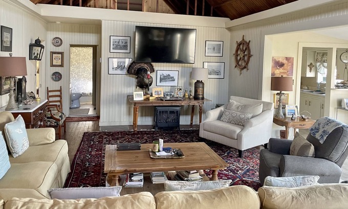 Dundee Casa | The White House on Moon Lake, amazing view in a comfortable, classy setting