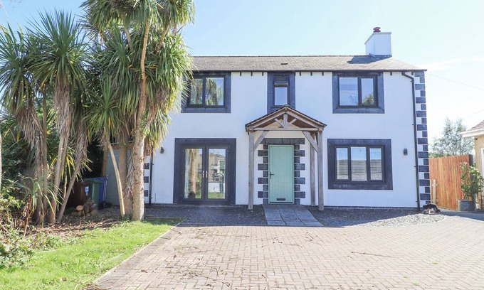 Llanbedrog Cabaña | THE WHITE HOUSE, pet friendly, country holiday cottage in Llanbedrog