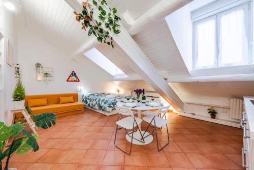 Tricolore Apartamento | tHE White Jungle - San Babila Attic