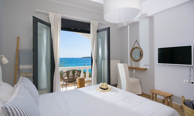 Agios Nikolaos Apartamento | El chapoteo blanco. Un apartamento junto al mar, planta baja, boho con impresionantes vistas.