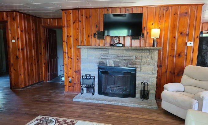 Hillsboro Cabina | The White Stag