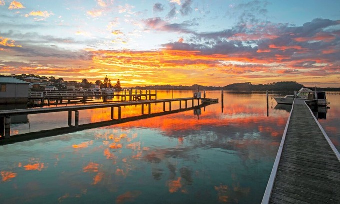 Greenwell Point Casa | "The Whole Comarong" Elevated 4 bed house. Close to water