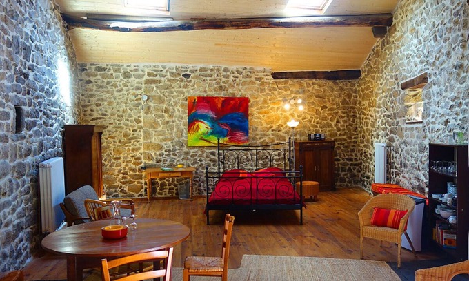 Laboule Apartamento | The wild mountains of the Ardèche, gîte in the old barn