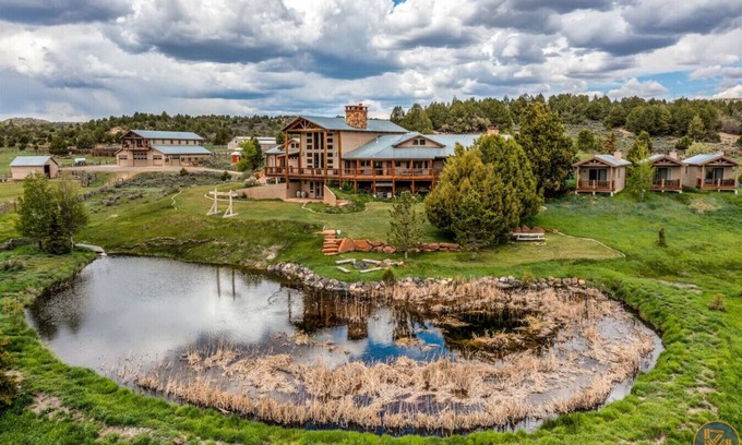 Alton Casa | The Wildflower, Lodge+guest cabins 26 people