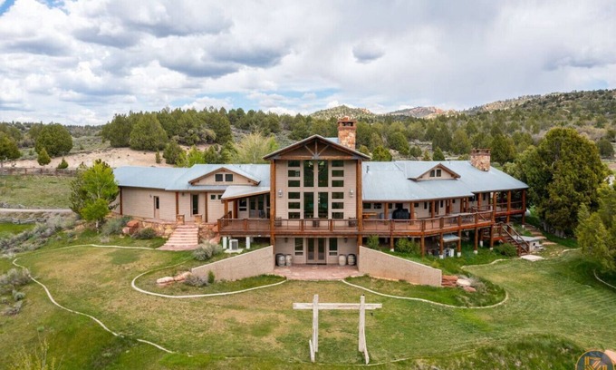 Alton Otro | The Wildflower Lodge Near Zion & Bryce 16+