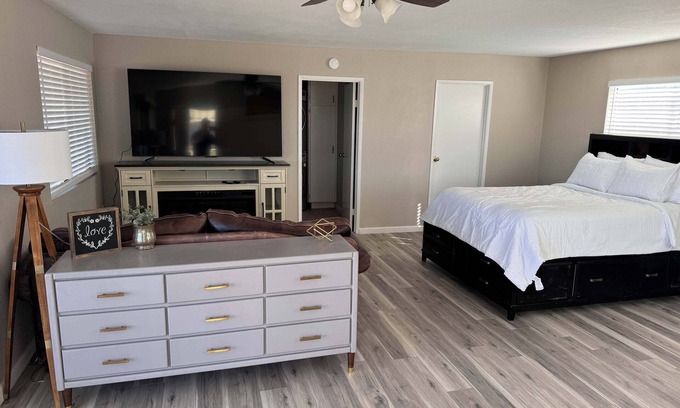Wildomar Apartamento | The Wildomar Sunset Studio w/ 75" QLED