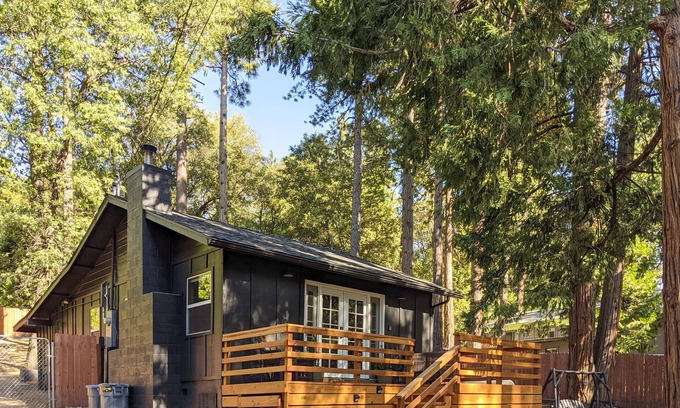 Pine Cove Cabina | The Wile Cabin with Spa, Fireplace *Pet Friendly