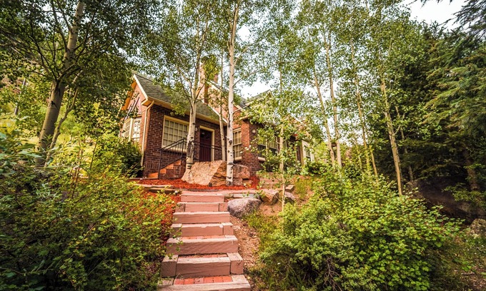 Divide Cabaña | The Williamsburg Cottage at Valley Glen...your romantic mountain getaway