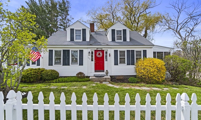 Moody Casa | The Willow: Cozy, Sleeps 6, Fenced-In Yard, Ample Parking, Walk to the Beach!