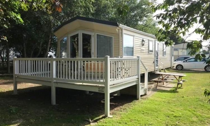 Hopton Complejo | The Winchester luxury pet friendly caravan on Broadland Sands holiday park between Lowestoft and Great Yarmouth