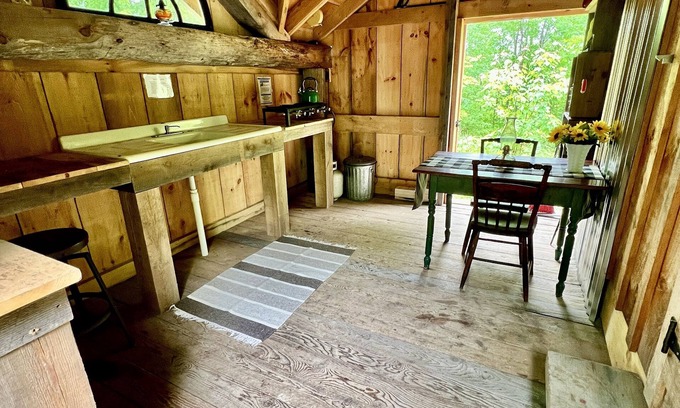 Barnstead Cabina | The Windfall Off Grid Cabin Retreat
