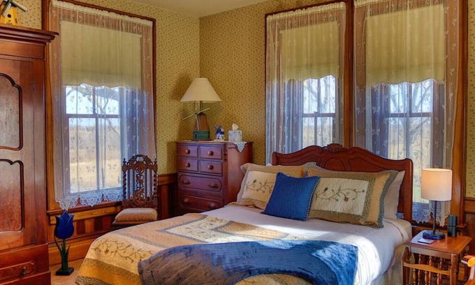Pella Cama Y Desayuno | The Windmill Suite at Pella Mansion