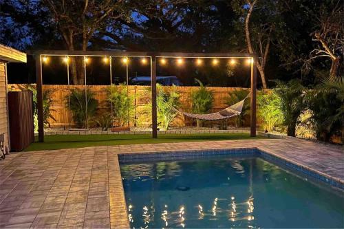 Arlington Park Casa | The Wisteria Oasis With heated pool and hot tub