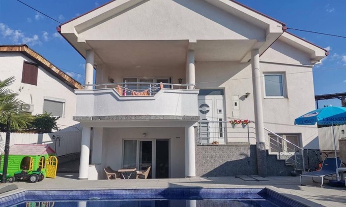 Kavadarci Casa | The Withe HousenCharming 2-bedroom house in serene Kavadarci with AC