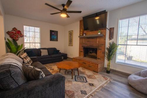 Fort Worth Casa | The Wonder Inn - Sleeps 11 near TCU