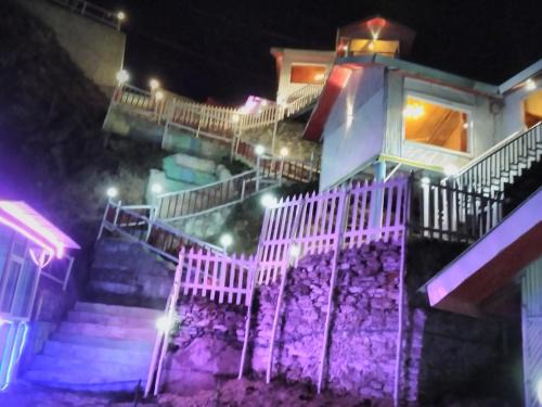 Kumharsain Hotel | THE WONDERLAND COTTAGES & Cafe