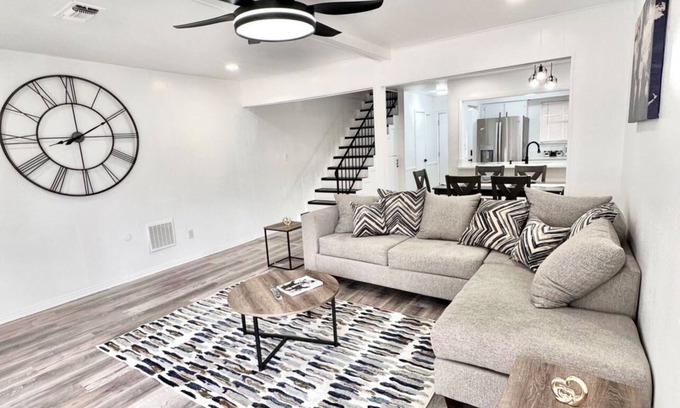 West Arlington Casa | The Wood & Iron / Three-Point