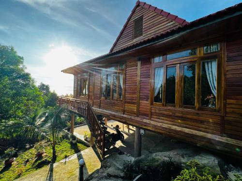 Ham Ninh Chalet De Esquí | The wooden house has a beautiful sunrise & seaview