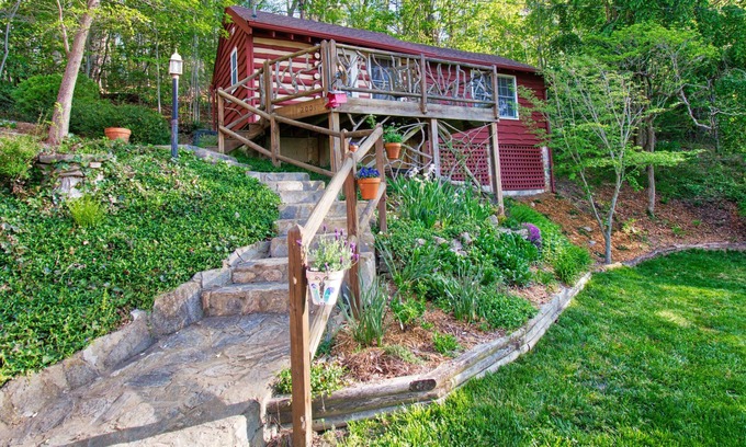 Laurel Park Cabaña | The Woodlands Cottage-Deck, vistas y cama grande de latón