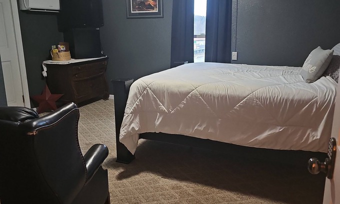 Eminence Otro | The Woods and Willow Room. 2 queen beds and grab-n-go breakfast items