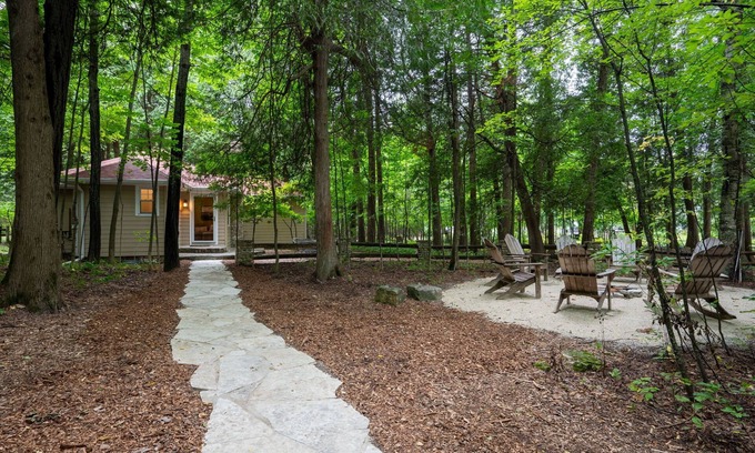 Egg Harbor Cabina | The Woods Cabin at Three Leaves – Cozy Escape Near the Lake