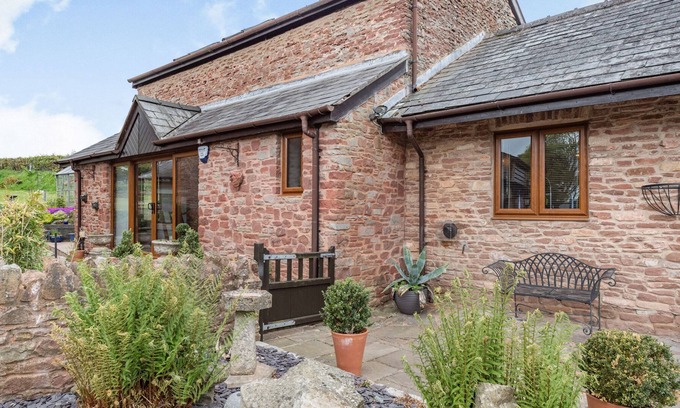 Peterstow Cabaña | THE WREN'S NEST, family friendly, with a garden in Ross-On-Wye