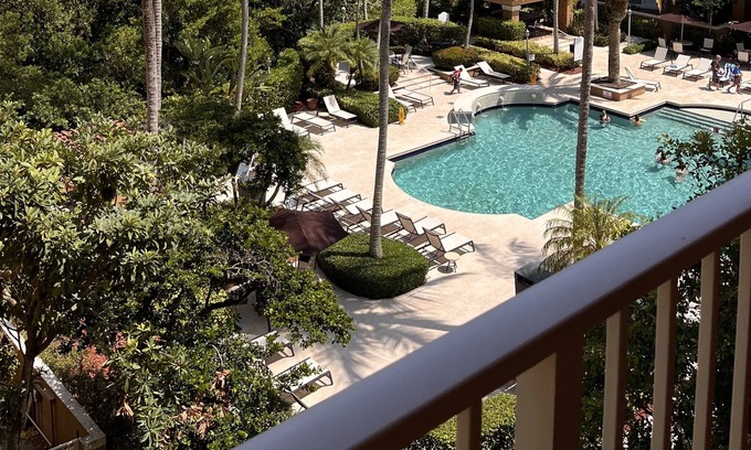Aventura Apartamento | The Yacht Club - Stunning views, balcony, & pool in gated community