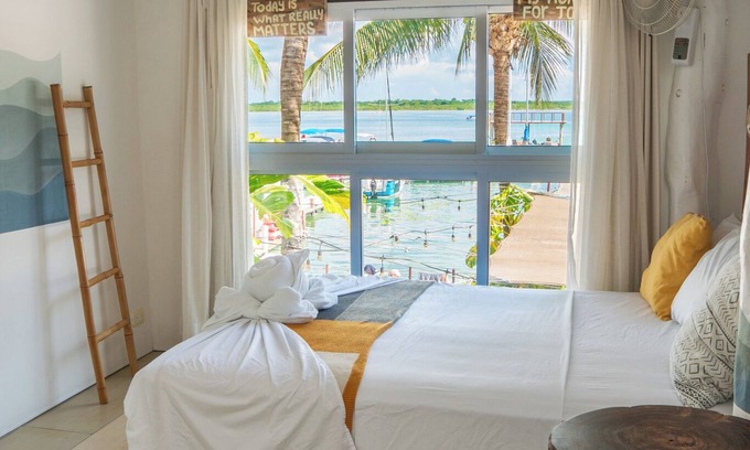 Centro Hotel | The Yak Lake House Hostal Bacalar