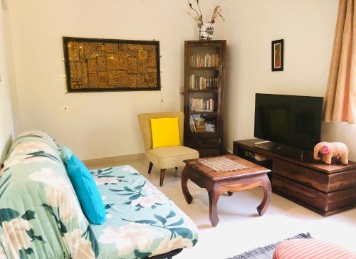 Mandrem Casa | The YelloMello HomeStay 1BHK fast Wi-Fi AC Pet-Friendly