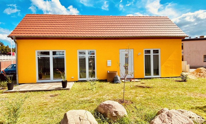 Wolgast Casa | The yellow house at the harbor