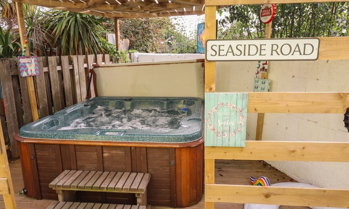 Withernsea Cabaña | THE YELLOW HOUSE, family friendly, with hot tub in Withernsea