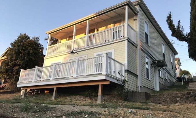 Ladysmith Apartamento | The Yellow House offers an ocean view fully furnished modern suite.