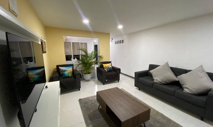 Guayabal Casa | THE YELLOW HOUSE, SAFE AND QUIET.