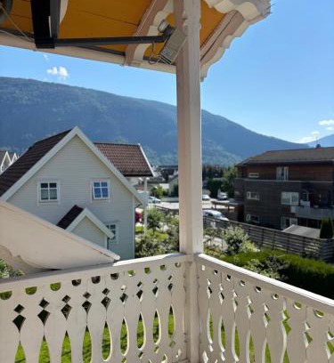Sogndal Casa | The Yellow Lodge Den Gule Villaen
