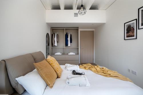 Central Milton Keynes Apartamento | The Yellow Suite for Professionals at MK Central with Free Parking and Fast Wi-Fi