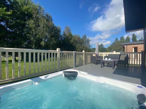 Allerthorpe Casa | The Yorkshire Burrow Lodge with Hot Tub