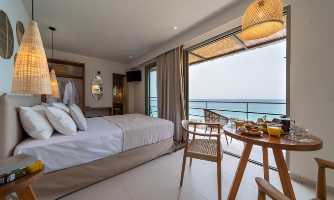 Lourdata Apartamento | Thea Beachfront Suites in Lourdas beach