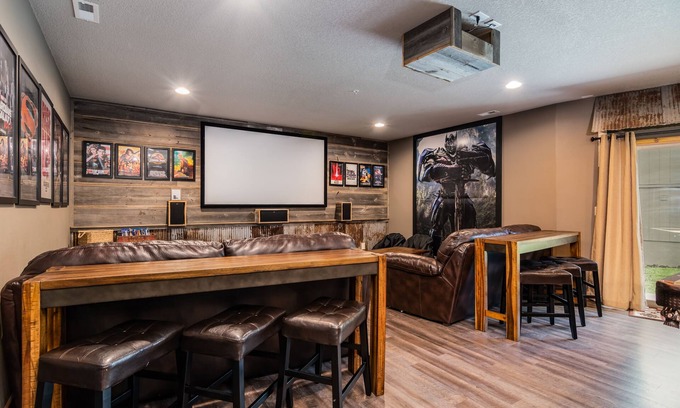 Hollister Cabina | Gran sala de cine con pantalla de 100 ". ¡Mesa de billar! Comedor asientos 20! 3 salas de estar!