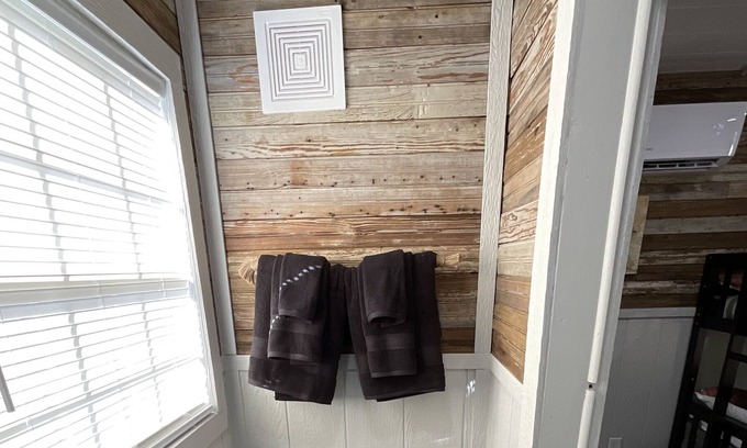 Thackerville Cabina | Theme cabins on wooded lot 1 mile 1/4 from Winn star casino