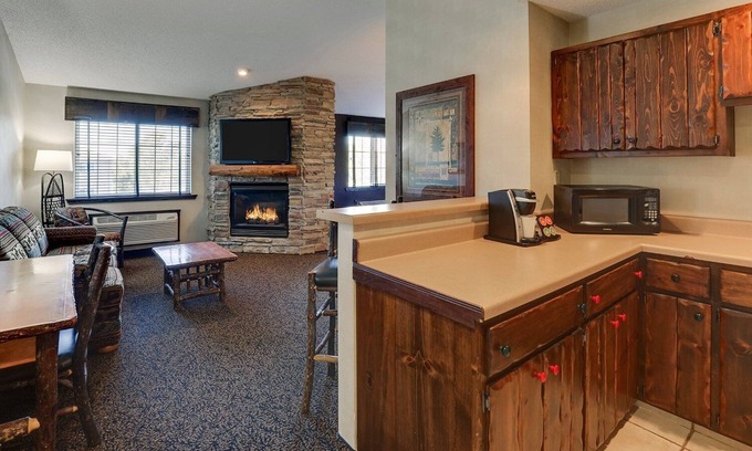 Johnston Hotel | Theme Suite w/ Kitchenette & Dry Bar! Stoney Creek Des Moines, Parking