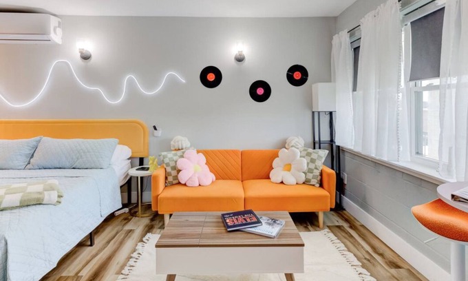 Downtown Memphis Apartamento | Themed Lux Loft with King Bed, Free Parking & Wi-Fi