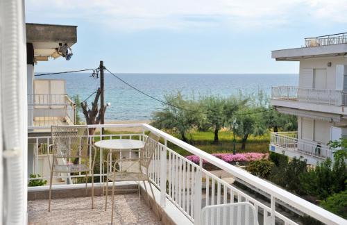 Paralia Dionysiou Apartamento | Themis 40 steps from beach