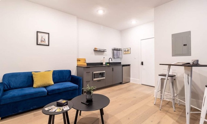 Gayborhood Apartamento | Thena Hotel - Beautiful 1 Bedroom