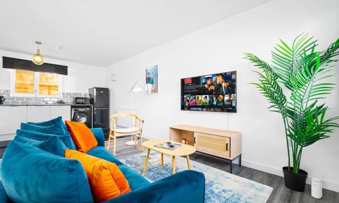 Cradley Heath Apartamento | There is 1 bedroom with 1 small double bed, able to comfortably accommodate 2 guests.