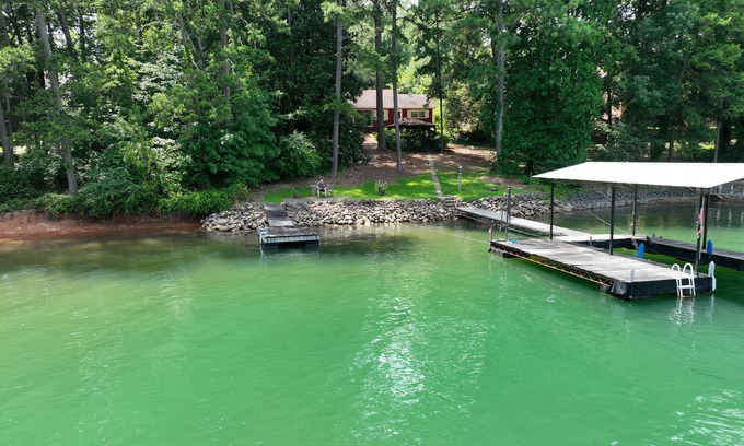 Buford Cabaña | TheRedCottage lakefront PRIVATE DOCK