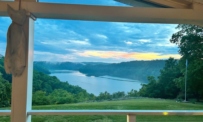 Albany Casa | Hidden Gem on Dale Hollow Lake– Breathtaking Views & Spacious, Secluded Comfort