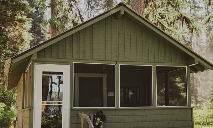 Seeley Lake Cabina | Thimbleberry is at Tamaracks Resort, with a screened-in porch facing the lake.