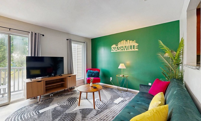 North Capitol Condominio | Third-Floor Riverfront Condo w/ Balcony, Pool, & Fast WiFi – Near Broadway!
